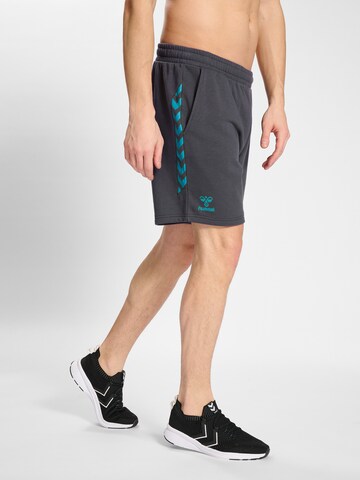 Hummel Loosefit Sportshorts 'STALTIC' in Grau: predná strana