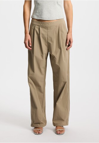 rethinkit studios Loosefit Bandplooibroek in Grijs: voorkant