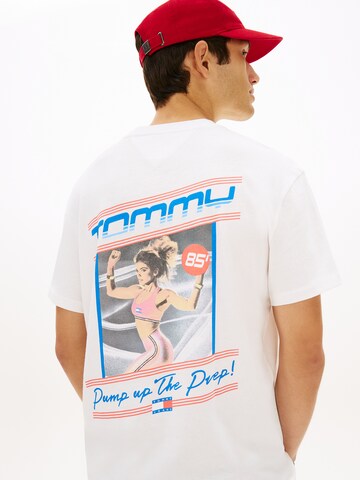 Tricou de la Tommy Jeans pe alb