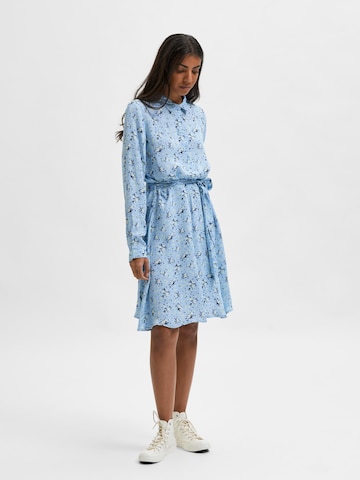 Selected Femme Petite Košilové šaty – modrá
