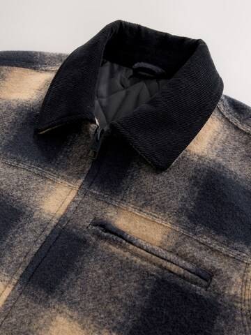 Next Välikausitakki värissä musta