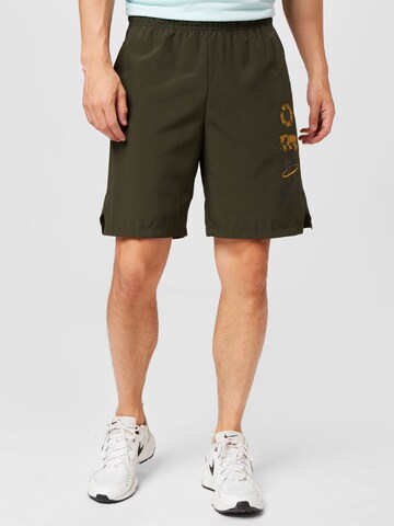 NIKE Regular Sportshorts in Grün: predná strana