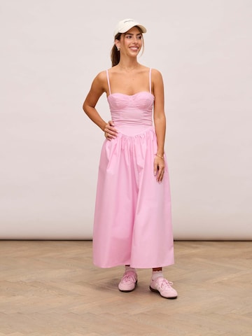 Abito di noar studios in rosa: frontale