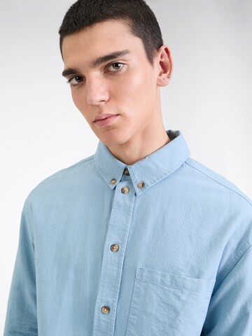 Coupe regular Chemise 'Toni' ABOUT YOU en bleu