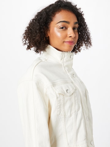 Abercrombie & Fitch Prehodna jakna | bela barva