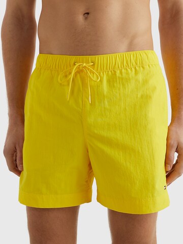 TOMMY HILFIGER Badeshorts in Gelb