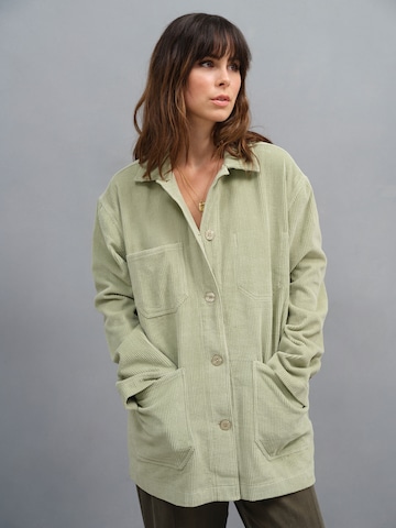 A LOT LESS Демисезонная куртка 'Cara' в Зеленый: спереди