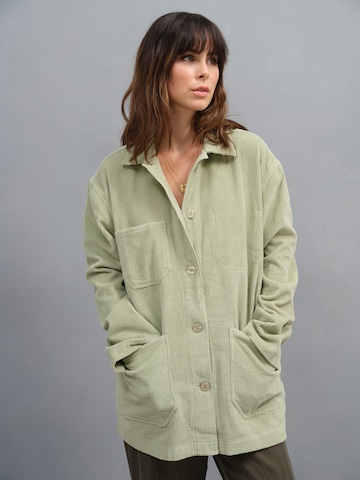 A LOT LESS Between-season jacket 'Cara' in Green: front