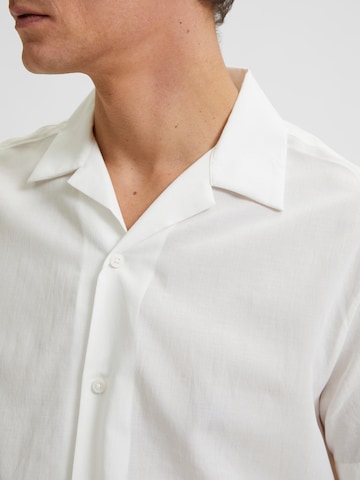 SELECTED HOMME - Ajuste confortable Camisa 'REGAIR' en blanco