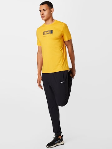 Reebok - Camiseta funcional en amarillo