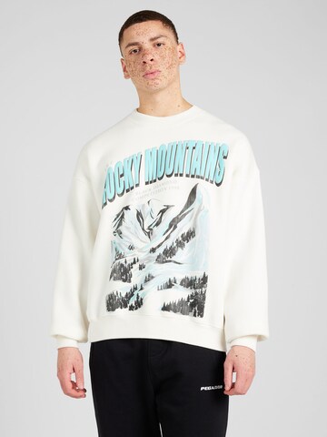 Abercrombie & Fitch Sweatshirt 'SKI DESTINATIONS' in White: front