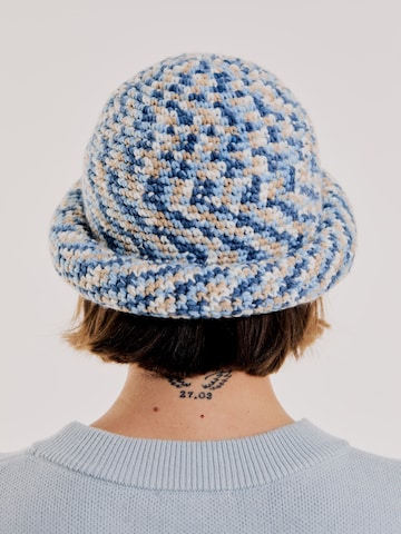 OUT OF ORBIT - Gorros 'Kate' em azul