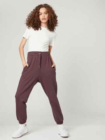 A LOT LESS Tapered Broek 'Ida' in Bruin