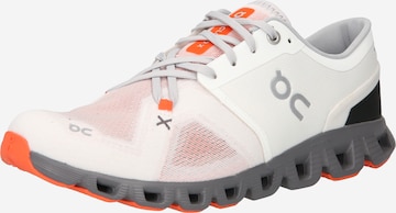 On - Sapatilha de corrida 'CloudX3' em branco: frente