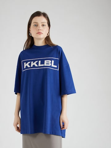 T-shirt oversize Karo Kauer en bleu : devant