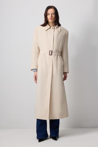 Touche Prive Between-seasons coat in Beige: front