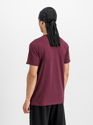 ALPHA INDUSTRIES T-shirt 'Alpha Puff' i röd
