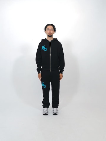 Strictly Business Clothing Trainingspak 'Legacy' in Zwart: voorkant
