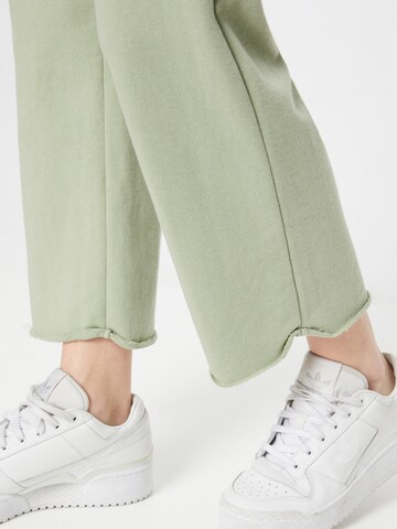 Regular Pantaloni de la GAP pe verde