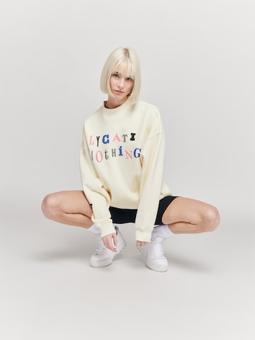 Sweat-shirt LYCATI exclusive for ABOUT YOU en blanc