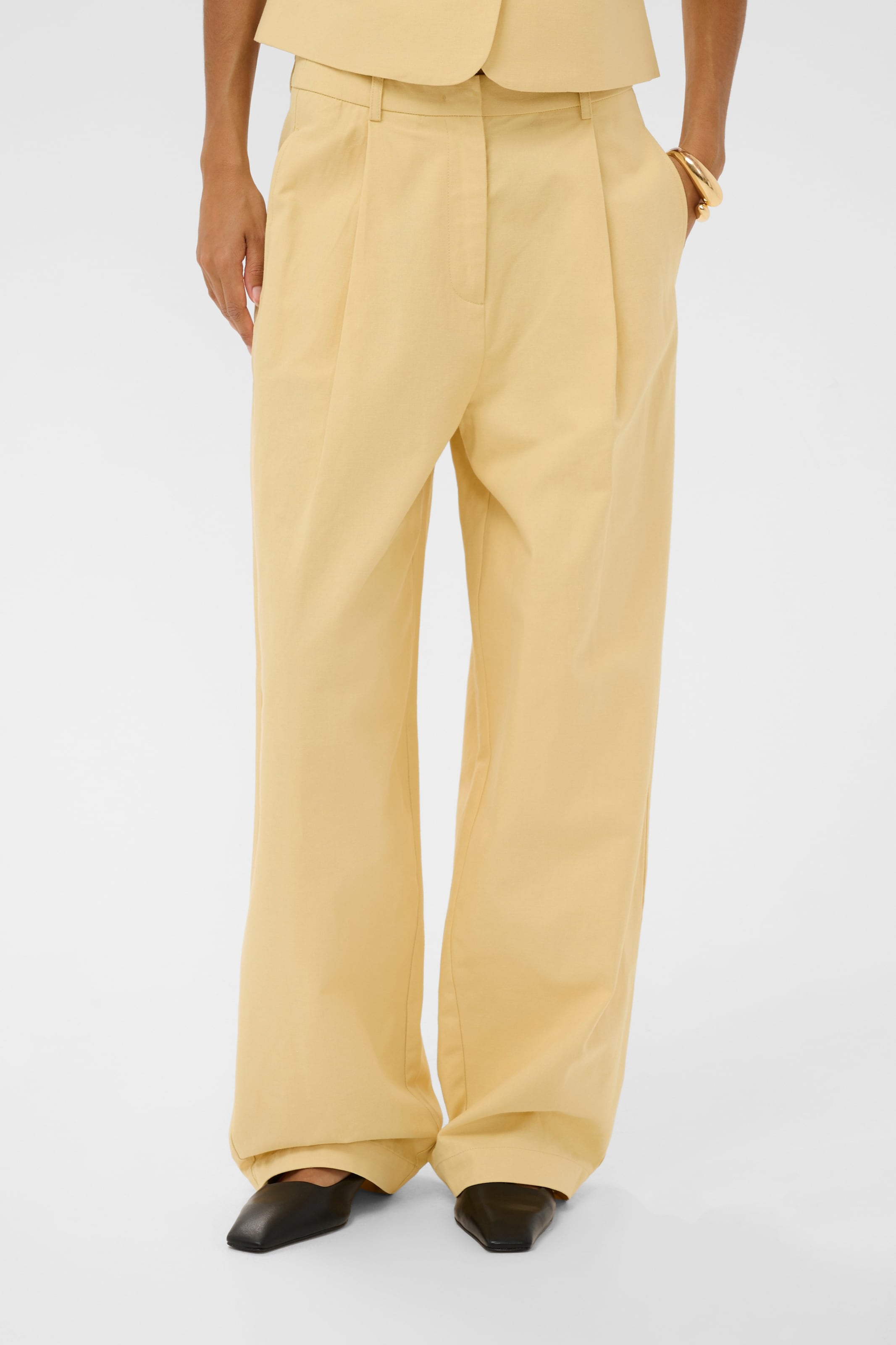 SOAKED IN LUXURY Regular Broek in Geel: voorkant