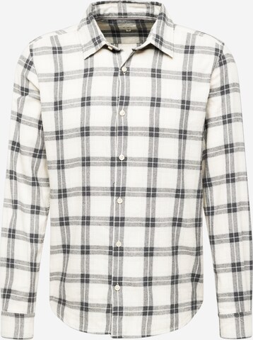 QS Slim fit Button Up Shirt in White: front