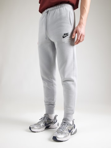 Nike Sportswear - Tapered Pantalón 'CLUB' en gris: frente