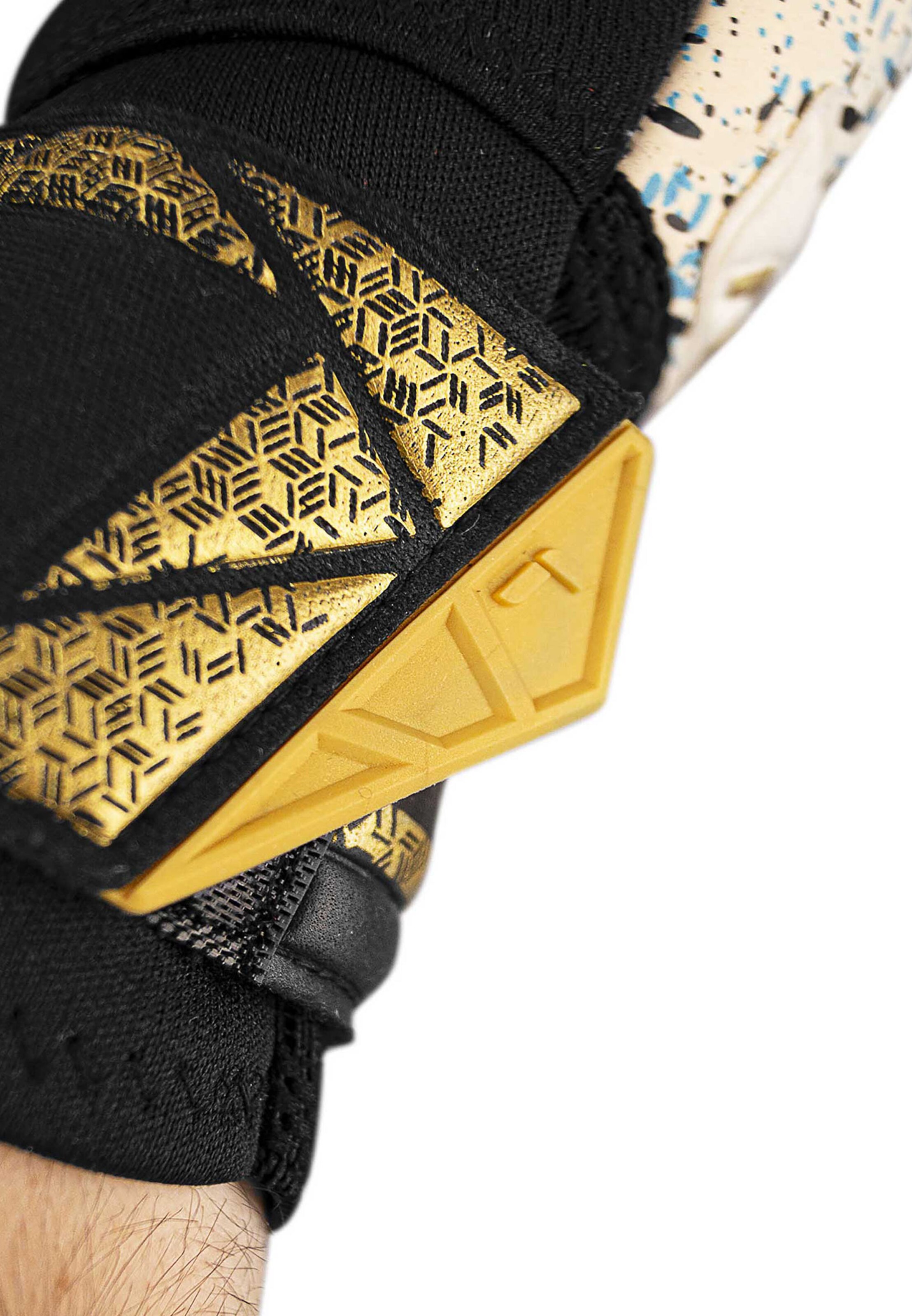 REUSCH Sports gloves 'Attrakt Freegel Fusion' in Black