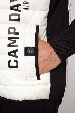 CAMP DAVID Leichte Steppweste mit Softshell-Details in Weiß