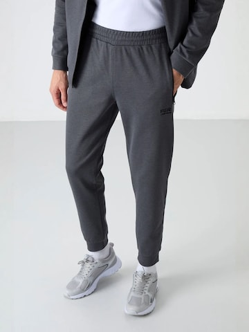 Tommy Life Sweat suit in Grey