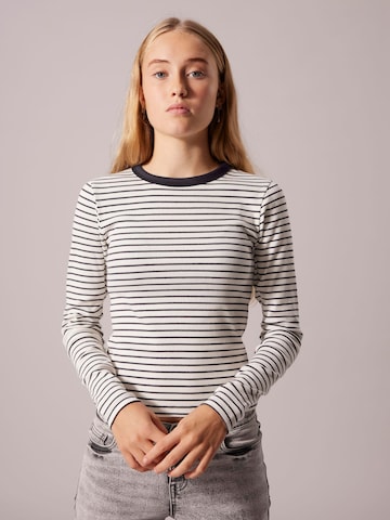 NAME IT - Camiseta en gris: frente