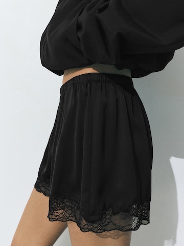 Pull&Bear Loosefit Kalhoty – černá