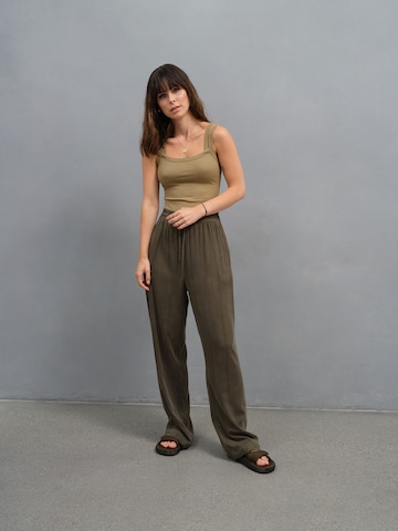 A LOT LESS - Top 'Paola' en verde