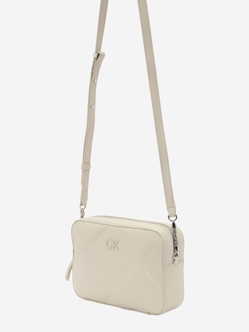 Calvin Klein Axelremsväska i beige