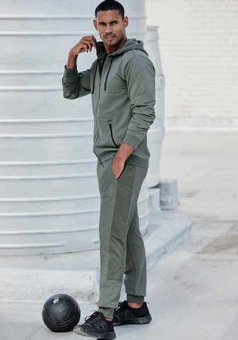 Authentic Le Jogger Tapered Hose in Grün