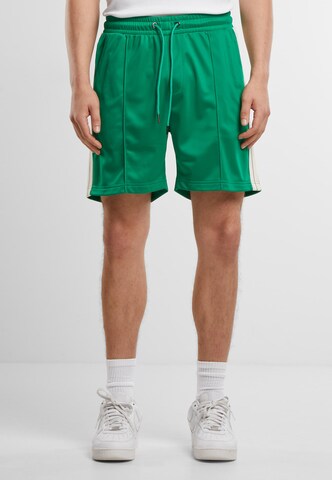Regular Pantalon Urban Classics en vert
