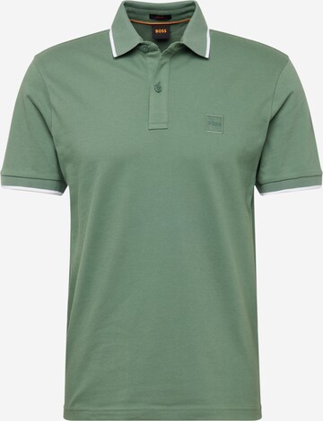 BOSS T-shirt 'Passertip' i grön: framsida