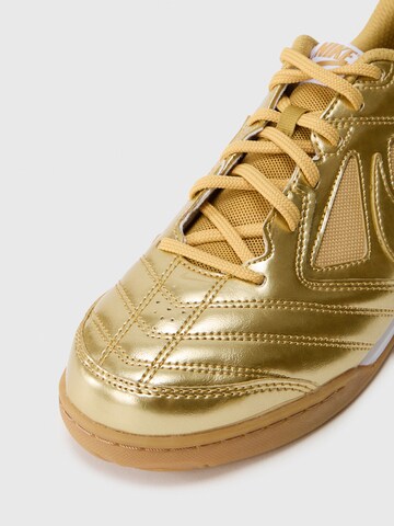 Sneaker 'GATO LV8' di Nike Sportswear in oro