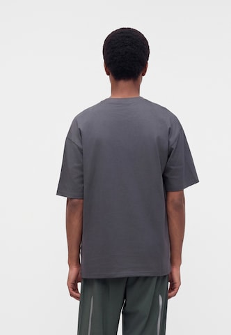 ADIDAS ORIGINALS - Camiseta en gris