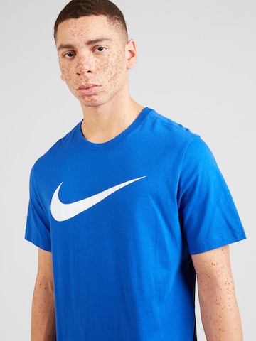 Nike Sportswear T-shirt 'Swoosh' i blå