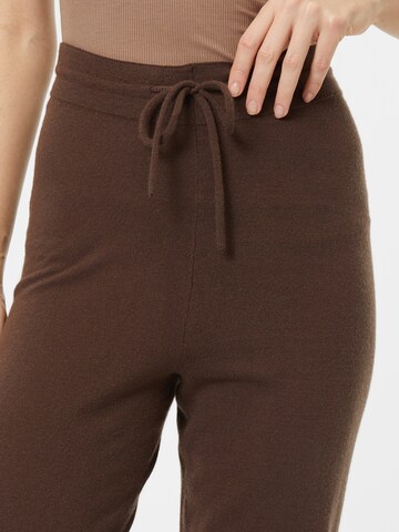 Tapered Pantaloni 'IBI' di ONLY in marrone
