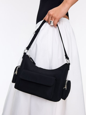 Bershka Kabelka na rameno - Čierna