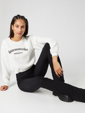 Sweat-shirt 'Ela' Hoermanseder x About You en blanc