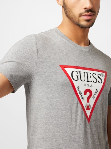 T-Shirt GUESS en gris