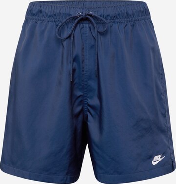 Largi Pantaloni 'Club' de la Nike Sportswear pe albastru: față