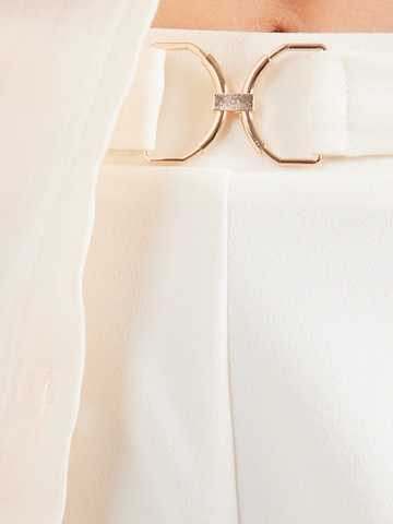 Loosefit Pantalon à pince 'Yara' ABOUT YOU en blanc