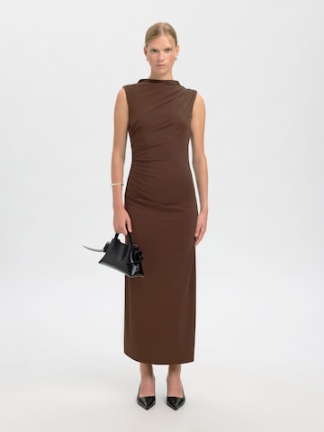 SELECTED - Vestido en marrón