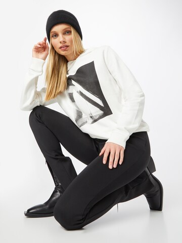 Calvin Klein Sweatshirt 'Shadow Box' i vit