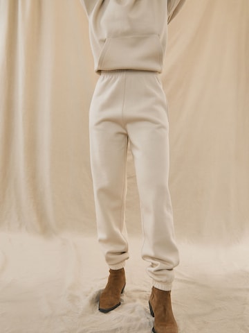 Loosefit Pantalon 'Dillen' Kendall for ABOUT YOU en beige : devant