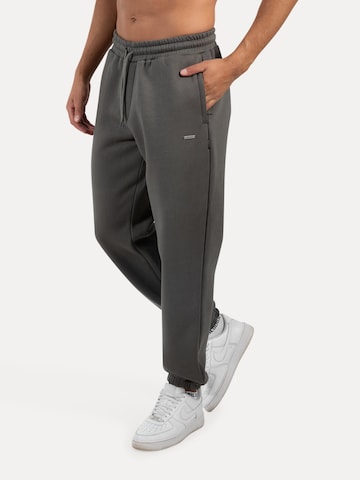 Effilé Pantalon Smilodox en gris